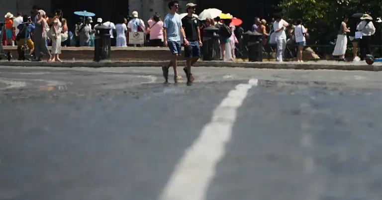 রোমের কলোসিয়ামের সামনে তীব্র গরমে পর্যটক